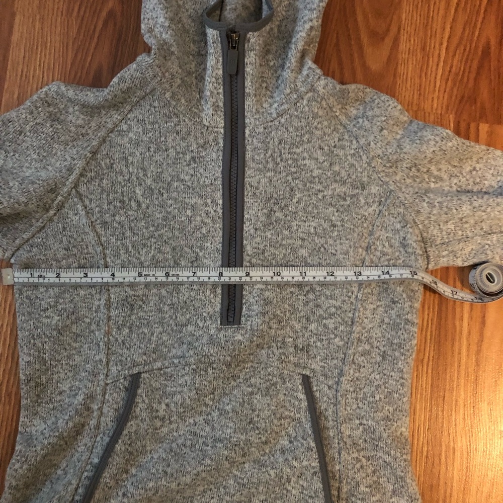 Size 2 women’s Lululemon pull over - Picture 3 of 6
